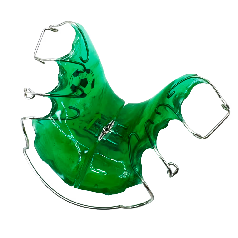 Gr&uuml;ner Zahnschienenapparat mit Drahtb&uuml;geln und Fu&szlig;ball-Design.