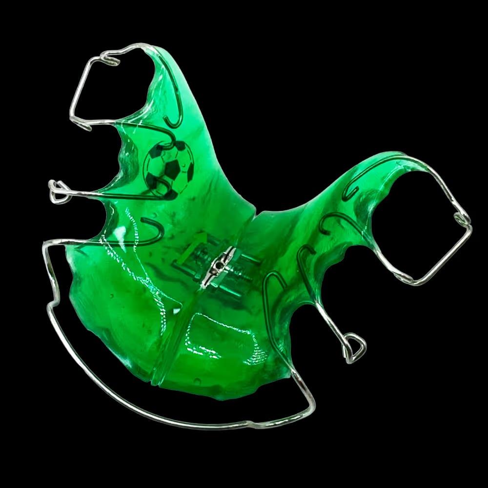 Grüner Zahnschienenapparat mit Drahtbügeln und Fußball-Design.