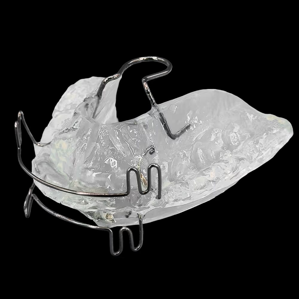 Transparente herausnehmbare Zahnspange aus Kunststoff und Metall.